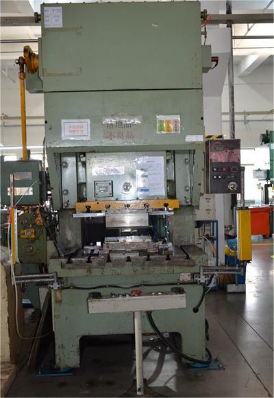 6、80T順?biāo)蜎_壓機(jī).JPG